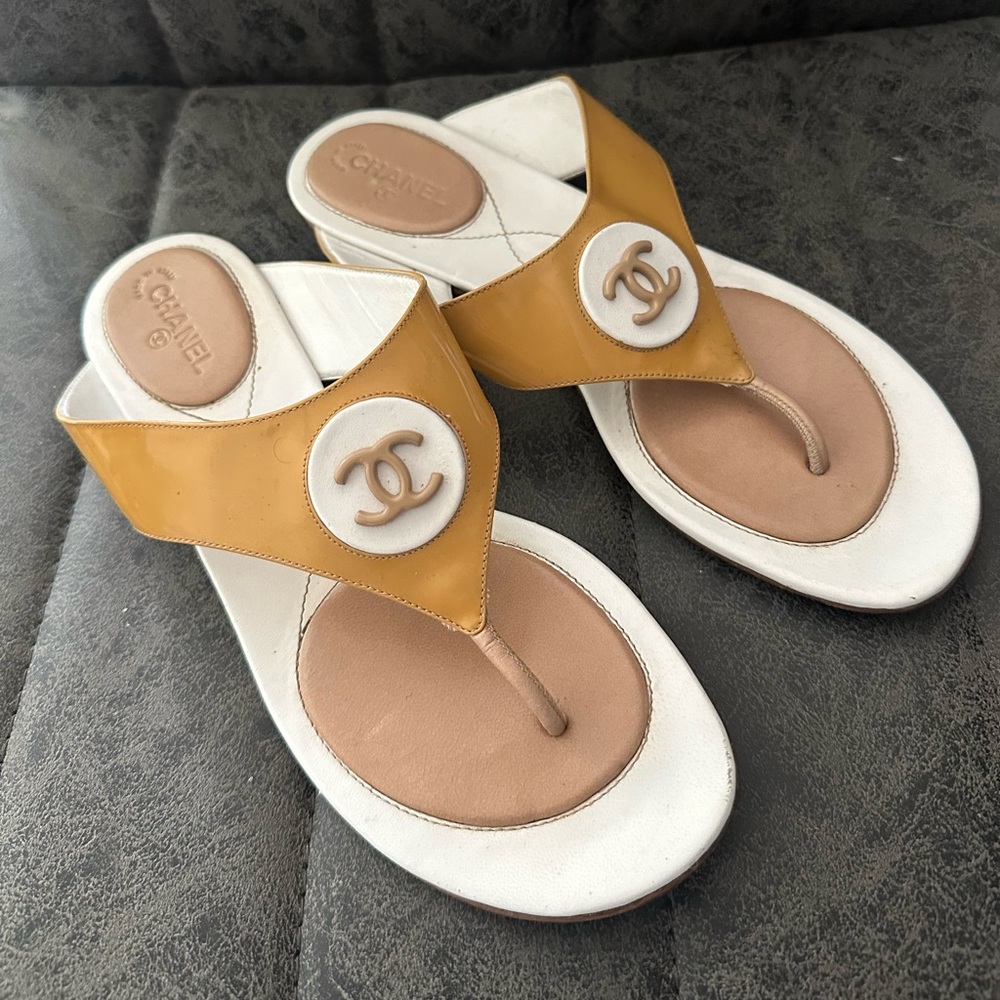 Vintage ‘96 Chanel Thong Sandals 38 (7-7.5)